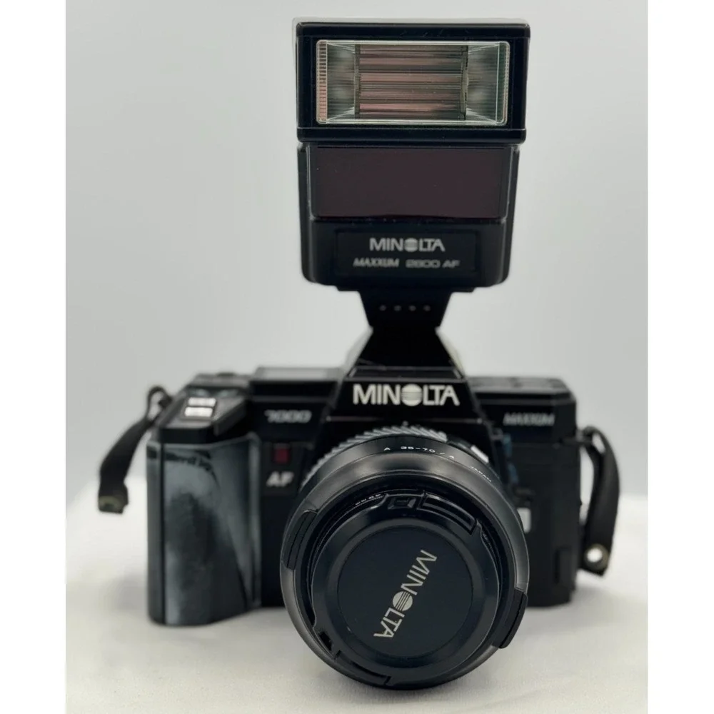Minolta Maxxum 7000 Film Camera With 2800 AF Flash - 2 Straps Manuels ETC